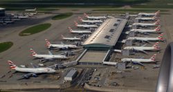 Transport do Anglii. Widok samolotów British Airways podejmujących pasażerów i ładunek z terminala B lotniska Heathrow.