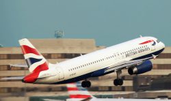 Transport do Anglii. Samolot British Airways startujący z lotniska Heathrow. 