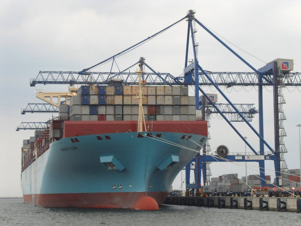 ISPS. Kontenerowiec armatora MAERSK rozładowujący i załadowujący kontenery w terminalu kontenerowym DCT w Gdańsku.