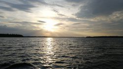Żagle BBA 2020 - zachód słońca nad spokojnym jeziorem.