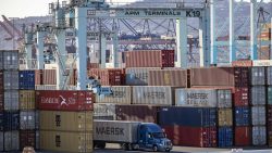 Stawki za transport czerwiec 2021 Ciągnik siodłowy przewożący kontener firmy Maersk w Porcie Los Angeles.